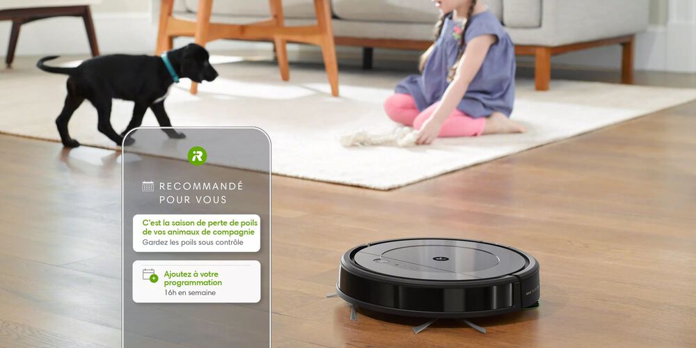 Un Roomba avec une fille et un chien qui perd ses poils