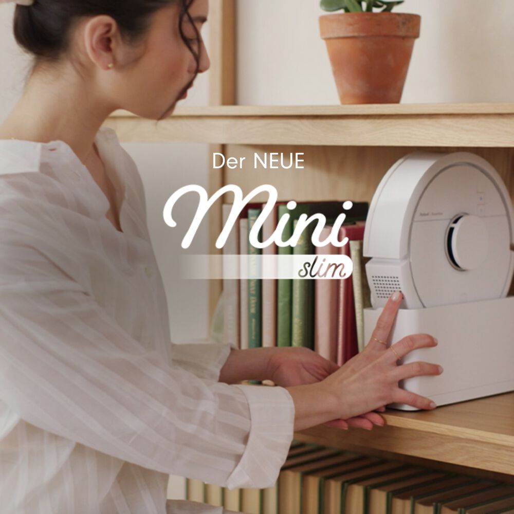 Der Roomba&reg; Mini mit SlimCharge&trade; Basis zeigt, dass man f&uuml;r eine starke Reinigung nicht viel Platz braucht. 