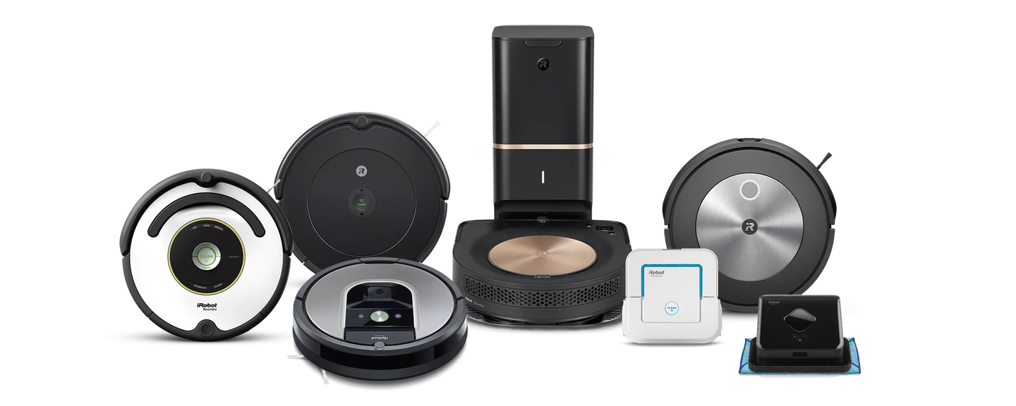Une famille joue dans la cuisine derri&egrave;re les images de la collection de robots aspirateurs et laveurs d&rsquo;iRobot.