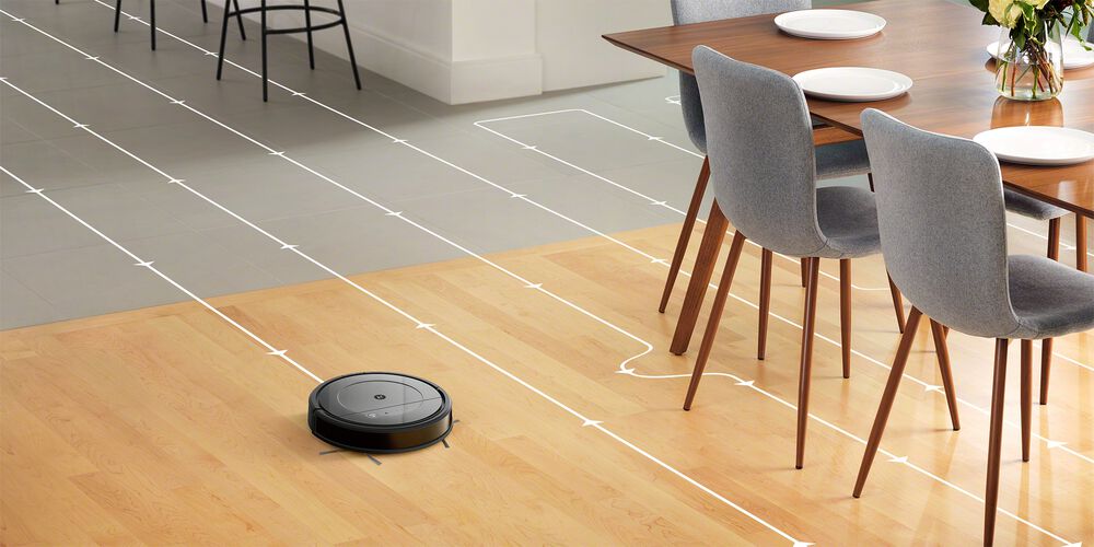 Un Roomba nettoyant un plancher en bois