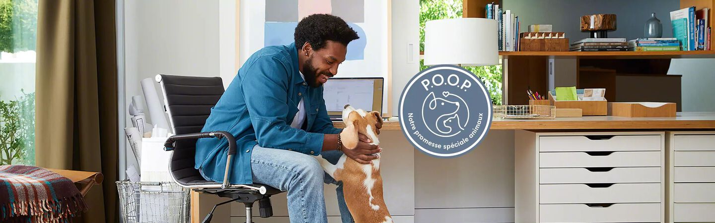 Homme avec un chien devant un ordinateur. Logo &laquo;&nbsp;Notre promesse sp&eacute;ciale animaux&nbsp;&raquo; (P.O.O.P.)